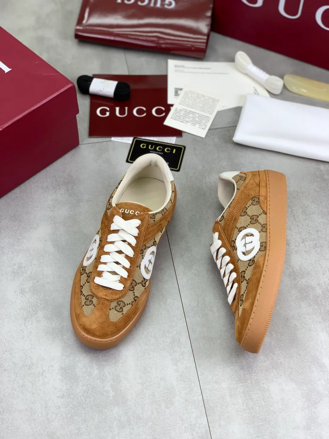 Men's shoes 💰P562 New GUCCI classic design moral training element catwalk model, matching version of top quality moral training shoes for men and women. Epoxy logo process is concave and convex, matching oil edge technology, punched cowhide cloth surface, suede cowhide surface splicing, breathable and not stuffy, the original overlasted shoe model is comfortable on the feet.  Fabric: Matched leather + cloth + mesh Lining: Water-dyed sheepskin Foot: Water-dyed sheepskin Outsole: Original molded TP matching environmentally friendly material Packaging: Top counter full set of packaging Female 35-42 (Female 41.42. Customized) Male 39-46 (46 customized)